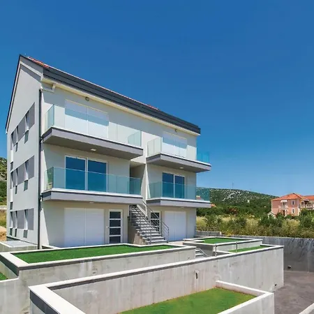 Two-bedroom In Apartamento Trogir