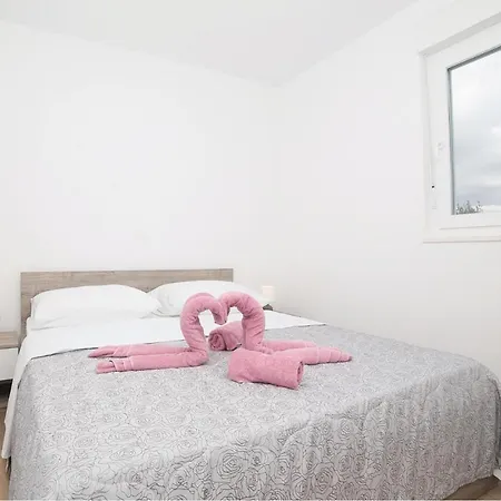 Lovely Apartment In Trogir With House Sea View * Trogir