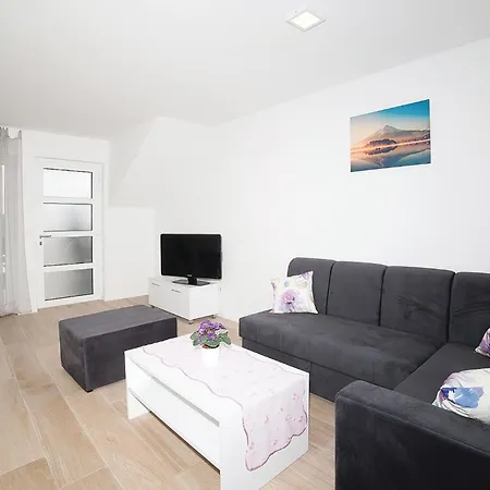 Lovely Apartment In Trogir With House Sea View *